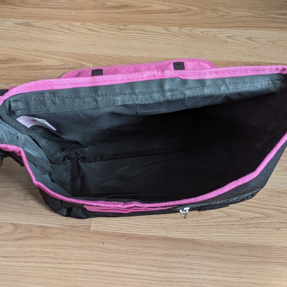 Hello Kitty Messenger Bag - Picture 5 of 8